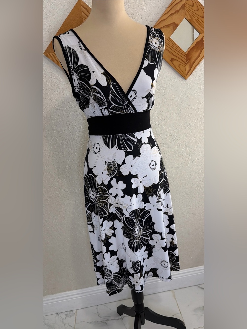 Fashion Love Women’s Black & White  Fit & Flare Dress Size Medium Sleeveless